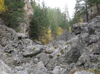 Climbing over an old rock fall, Skaha Bluffs Shady Valley Trail 2014-10.